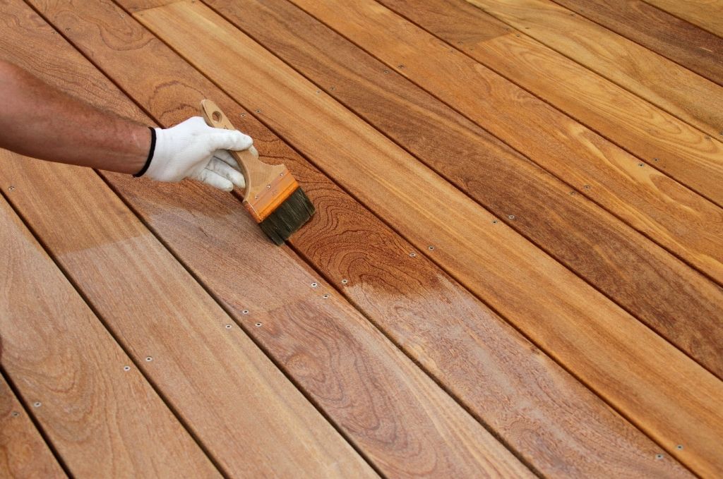 Votre guide pour nettoyer une terrasse en bois - SAMSE
