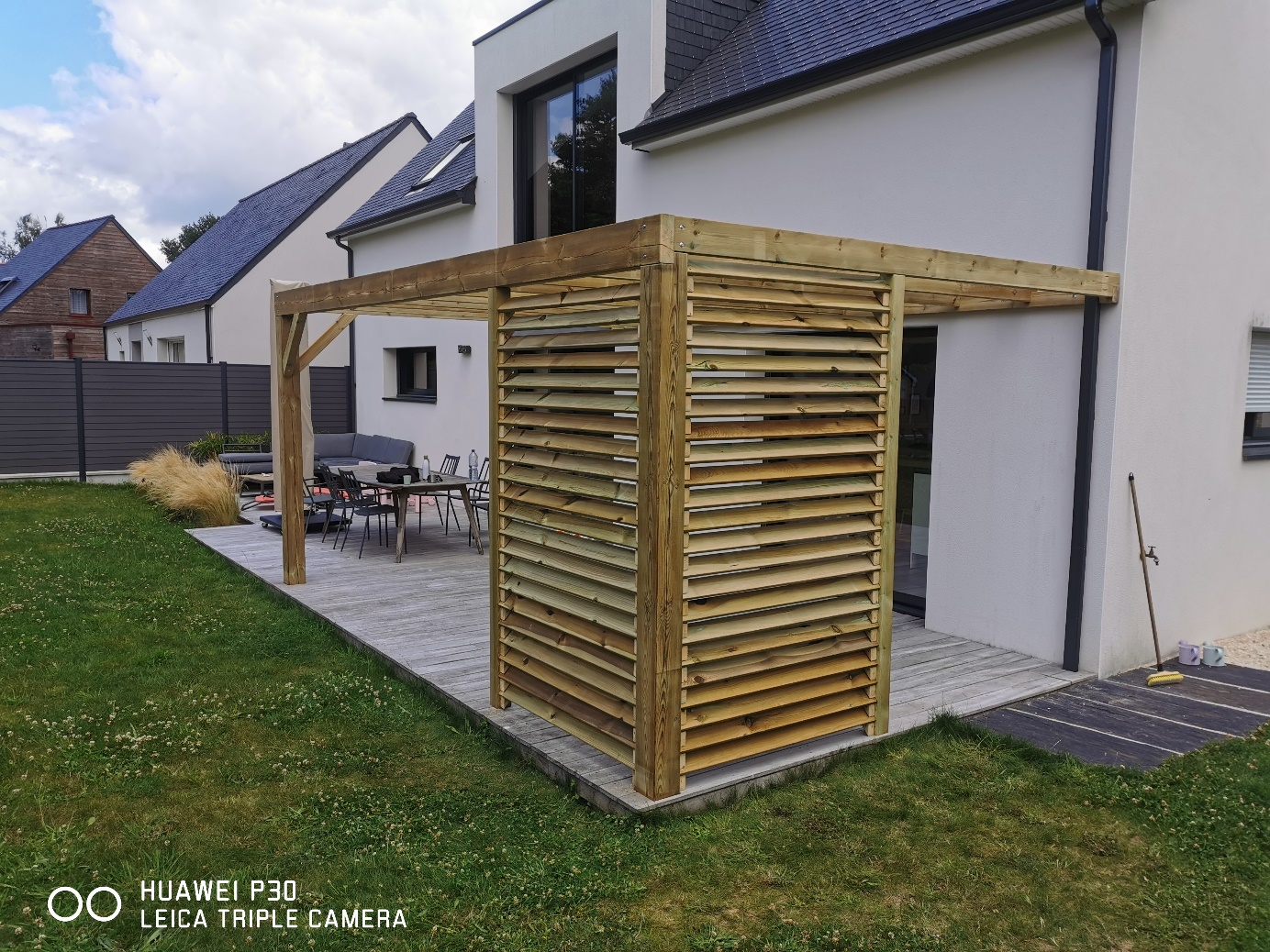 pergola en bois sur terrasse avec persienne