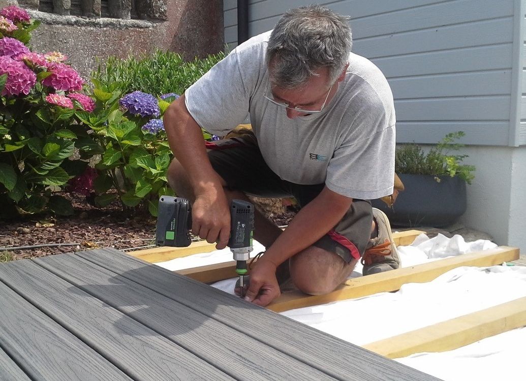 Comment visser une lame de terrasse en bois ? - Bois Expo