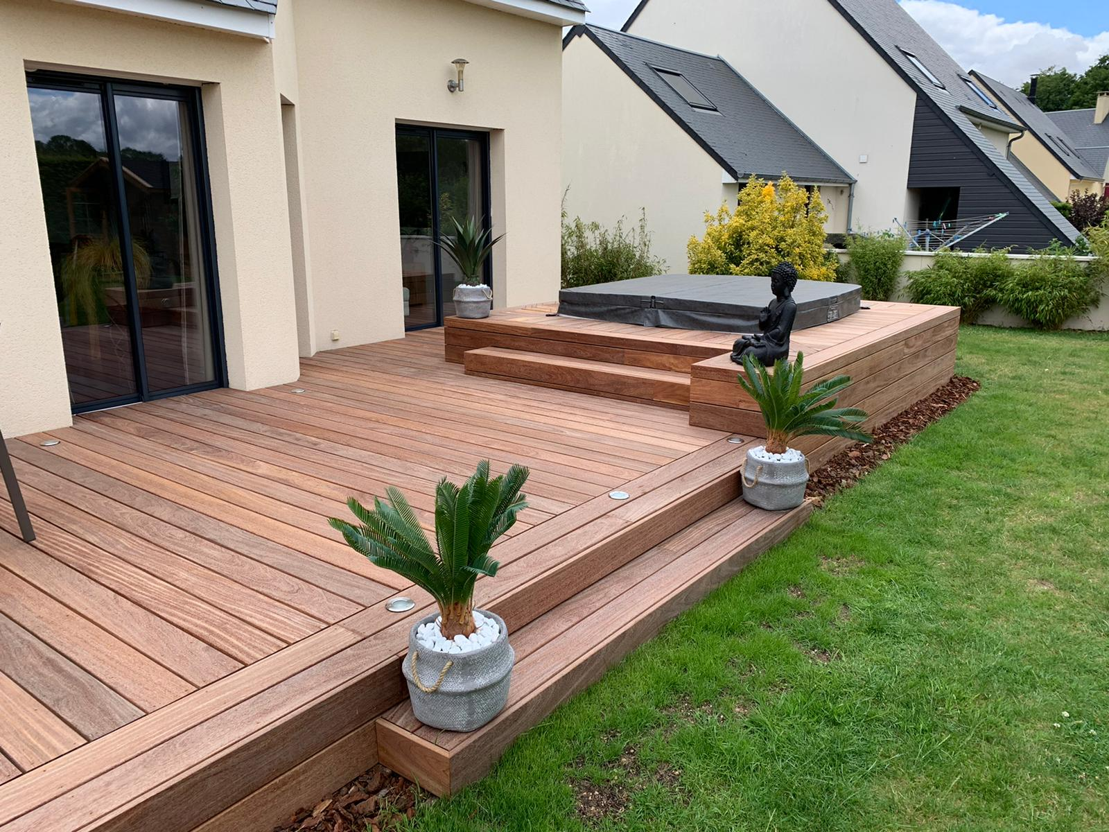 Terrasse extérieure en bois massif