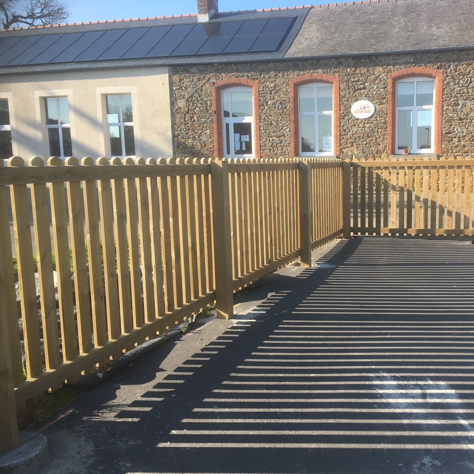 Installation d'une Clôture Bois à la Neuville Chant d'Oisel dans le 76 par  Dolleans