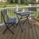 Terrasse en bois avec mobilier de jardin.