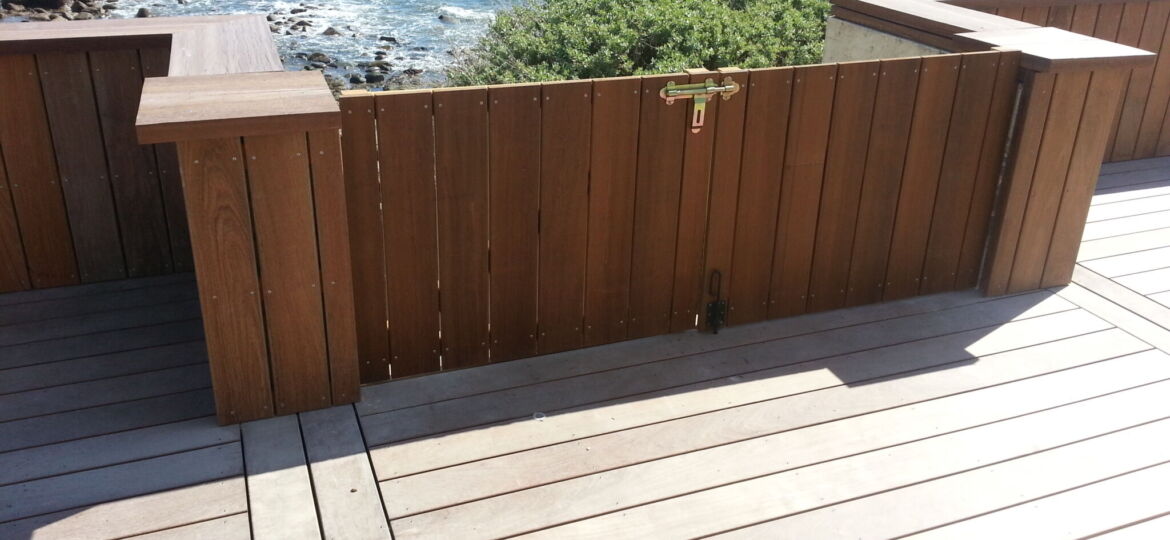 Barrière en bois avec vue sur mer