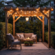 Pergola éclairée avec salon extérieur et plantes.