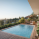 Terrasse moderne avec piscine et vue panoramique.