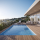 Terrasse moderne avec piscine et vue panoramique.
