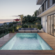 Terrasse avec piscine et vue panoramique au crépuscule.