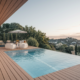 Terrasse en bois avec piscine au coucher du soleil.