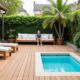 Jardin avec piscine et terrasse en bois.