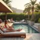 Couple relaxant près d'une piscine ensoleillée.