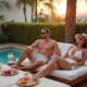 Couple détente au bord de la piscine.