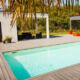 Maison moderne avec piscine et terrasse en bois.