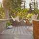 Chaises sur terrasse en bois au jardin.