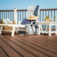 Terrasse en bois avec chaise longue et accessoires d'été.