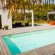 Piscine moderne avec terrasse en bois.