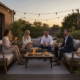 Groupe d'amis sur terrasse au coucher du soleil.