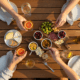 Table avec fromages, charcuterie et boissons.