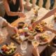 Dîner convivial avec charcuterie et fromages en extérieur.
