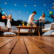 Famille préparant une terrasse festive en soirée.