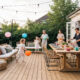 Famille préparant un repas dans le jardin.