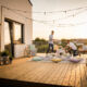 Terrasse en bois avec dîner entre amis.