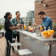 Cocktail sur une terrasse avec trois personnes