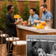 Personnes discutant et riant autour d'un bar extérieur.
