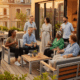 Groupe d'amis sur une terrasse ensoleillée.