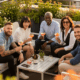 Groupe d'amis trinquant sur une terrasse.