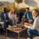 Groupe d'amis partageant un apéritif sur une terrasse.