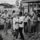 Groupe d'amis dansant sur une terrasse.
