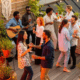 Groupe d'amis faisant la fête sur une terrasse.