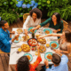 Repas convivial en terrasse avec amis.