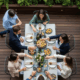 Dîner convivial en plein air entre amis.
