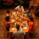 Repas convivial entre amis sur terrasse arborée.