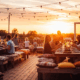 Dîner en terrasse au coucher du soleil.