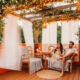 Couple relaxant sous pergola éclairée.