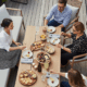 Groupe de personnes dînant sur une terrasse.