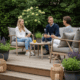 Personnes discutant sur terrasse extérieure.