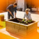 Deux personnes jardinent sur une terrasse.