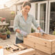 Personne construisant une jardinière en bois dans le jardin.