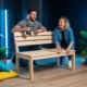 Couple construisant un banc en bois sur terrasse.