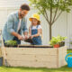Père et fille jardinent ensemble, plantation de légumes.