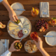 Apéritif avec fromage, charcuterie, fruits et boissons