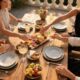 Amis partageant un repas convivial en plein air.