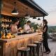 Bar en terrasse avec cocktails au coucher du soleil.