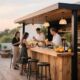 Bar en plein air avec boissons et clients.