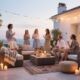 Amis partageant un moment convivial sur une terrasse.