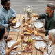 Repas convivial autour d'une table avec apéritif.
