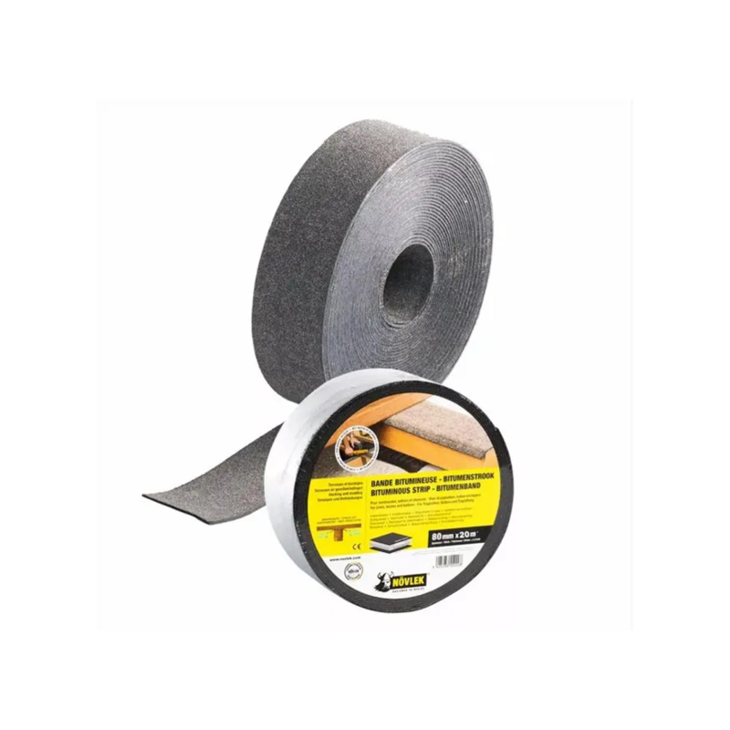 Rouleau de bande bitumineuse noire sur fond blanc.